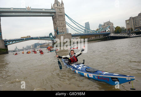 Die britische Abenteurerin Sarah Outen kajaks unter der Tower Bridge, London, um ihre viereinhalb Jahre London2London: Via the World Expedition zu absolvieren, die ihre Radtour, Kajak und Rudern 25,000 Meilen um die Welt gesehen hat. Stockfoto