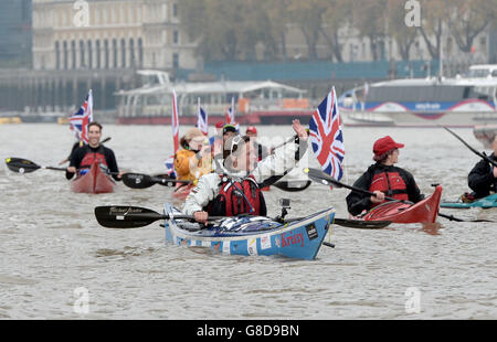 Die britische Abenteurerin Sarah Outen kajaks unter der Tower Bridge, London, um ihre viereinhalb Jahre London2London: Via the World Expedition zu absolvieren, die ihre Radtour, Kajak und Rudern 25,000 Meilen um die Welt gesehen hat. Stockfoto