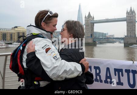 Die britische Abenteurerin Sarah Ouen (links) umarmt ihre Mutter Helen Ouen (rechts), nachdem sie unter der Tower Bridge mit dem Kajak gefahren ist, um ihre viereinhalb Jahre lange London2London: Via the World Expedition zu absolvieren, die 25,000 Meilen um die Welt radeln, Kajak fahren und rudern sah. Stockfoto