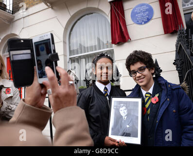 Die 10-jährigen Amina Douglas (links) und Omar it el Caid, Schüler der St Clement Danes School in London, posieren für ein Foto vor dem 23 Cliveden Place in Chelsea, dem ehemaligen Zuhause von Aneurin Bevan und Jennie Lee, nachdem eine blaue Tafel des englischen Kulturerbes enthüllt wurde. Stockfoto