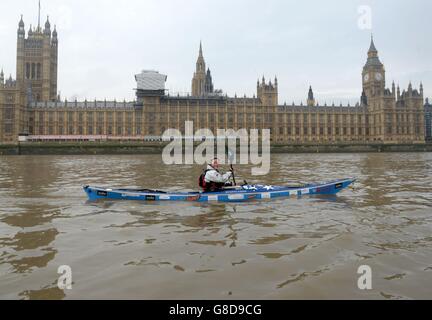Die britische Abenteurerin Sarah Outen kajaks am Houses of Parliament, London vorbei, in Richtung Tower Bridge, um ihre viereinhalb Jahre lange London2London: Via the World Expedition zu absolvieren, die ihre 25,000 Meilen um die Welt radeln, Kajak fahren und rudern sah. Stockfoto