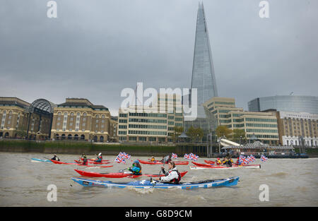Die britische Abenteurerin Sarah Outen kajaks mit Unterstützern am Shard-Gebäude in London vorbei in Richtung Tower Bridge, um ihre viereinhalb Jahre lange London2London: Via the World Expedition zu absolvieren, die ihre 25,000 Meilen um die Welt radeln, Kajak fahren und rudern sah. Stockfoto