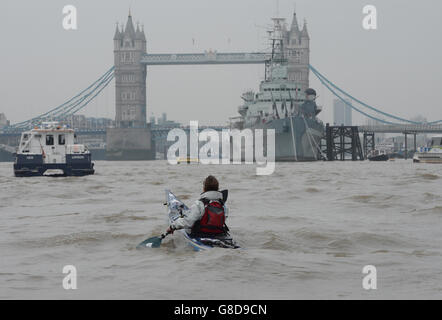 Die britische Abenteurerin Sarah Outen kajadelt in Richtung Tower Bridge, London, um ihre viereinhalb Jahre lange London2London: Via the World-Expedition zu absolvieren, die sie 25,000 Meilen um die Welt radeln, Kajak fahren und rudern sah. Stockfoto