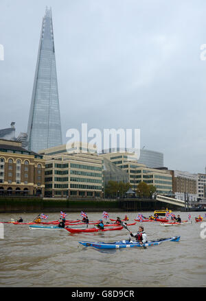 Die britische Abenteurerin Sarah Outen kajaks mit Unterstützern am Shard-Gebäude in London vorbei in Richtung Tower Bridge, um ihre viereinhalb Jahre lange London2London: Via the World Expedition zu absolvieren, die ihre 25,000 Meilen um die Welt radeln, Kajak fahren und rudern sah. Stockfoto