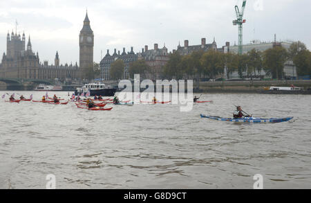 Die britische Abenteurerin Sarah Outen kajaks mit Unterstützern am Londoner Parlamentsgebäude vorbei in Richtung Tower Bridge, um ihre viereinhalb Jahre lange London2London: Via the World-Expedition zu absolvieren, die ihre 25,000 Meilen um die Welt radeln, Kajak fahren und rudern sah. Stockfoto