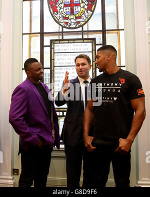 Dillian Whyte (links), Boxpromoter Eddie Hearn (Mitte) und Anthony Joshua posieren nach der Pressekonferenz im Trinity House in Tower Hill, London, Kopf an Kopf. Stockfoto