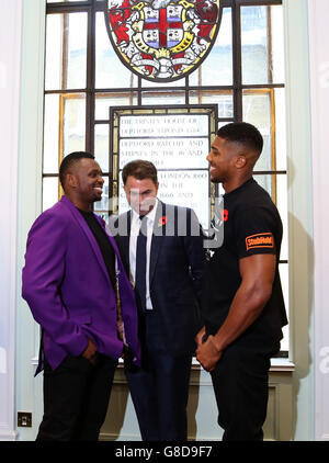 Dillian Whyte (links), Boxpromoter Eddie Hearn (Mitte) und Anthony Joshua posieren nach der Pressekonferenz im Trinity House in Tower Hill, London, Kopf an Kopf. Stockfoto