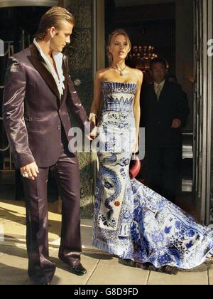 The Beckhams: Claridge's Restaurant. Der englische Fußballkapitän David Beckham verlässt Claridge's mit seiner Frau Victoria. Stockfoto