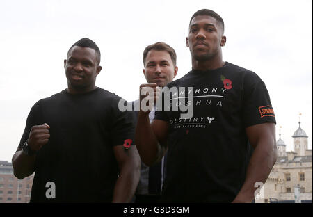 Dillian Whyte (links), Boxpromoter Eddie Hearn (Mitte) und Anthony Joshua posieren nach der Pressekonferenz im Trinity House in Tower Hill, London, Kopf an Kopf. Stockfoto