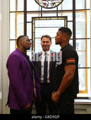 Dillian Whyte (links), Boxpromoter Eddie Hearn (Mitte) und Anthony Joshua posieren nach der Pressekonferenz im Trinity House in Tower Hill, London, Kopf an Kopf. Stockfoto