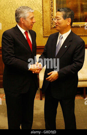 Großbritanniens Außenminister Jack Straw (links) und sein japanischer Amtskollege Nobutaka Machimura beenden eine einvernehmliche Pressekonferenz. Stockfoto