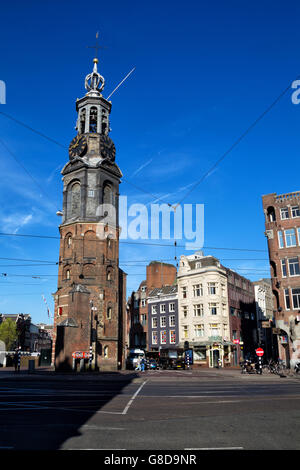 Der Munttoren oder Münzerturm in der Innenstadt von Amsterdam, Niederlande im Frühjahr. Stockfoto