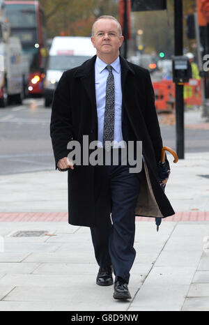 Ian Hislop, Herausgeber des Privatauges, kommt zur St. George's Cathedral in London, wo er einen Gedenkgottesdienst für Charles Kennedy, der im Juni starb, feiern konnte. Stockfoto