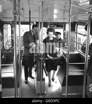 Transport - roter Pfeil Bus - London Stockfoto