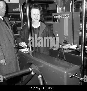 Barbara Castle, Ministerin für Verkehr, fährt durch die Drehkreuz in einem der neuen Red Arrow Busse von London Transport, die sie im Ministerium in Southwark, London, inspizierte. Rechts ist eine Wechselmaschine, die sich hinter dem Fahrer befindet, der die elektrisch betätigten Türen des Busses steuert. Sechs rote Pfeile sollen nächsten Monat einen experimentellen Dienst zwischen Victoria Station und Marble Arch durchführen. Am Fahrzeug ist kein Leiter erforderlich. Stockfoto