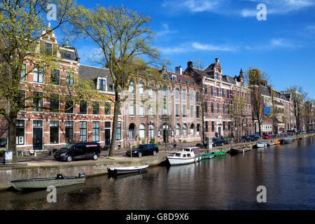 Alte Häuser am Kloveniersburgwal in der Innenstadt von Amsterdam, Niederlande im Frühjahr. Stockfoto