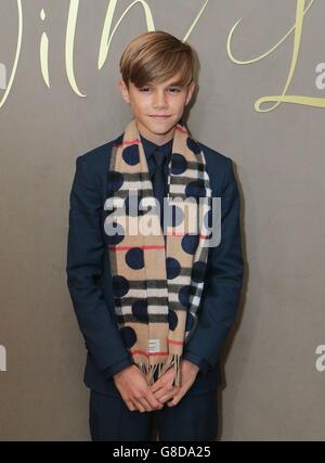 Romeo Beckham kommt zur Premiere des Burberry-Festfilms, moderiert von Chief Creative und Chief Executive Officer Christopher Bailey und Elton John in Burberry, Regent Street, London. Stockfoto