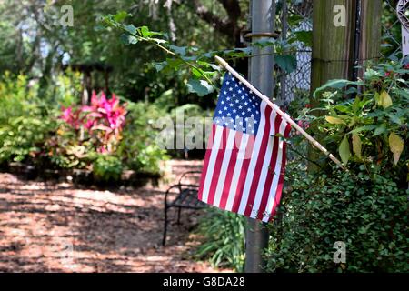 Eine amerikanische Flagge am Eingang der Natur Küste Botanischer Garten in Spring Hill, Florida. Stockfoto