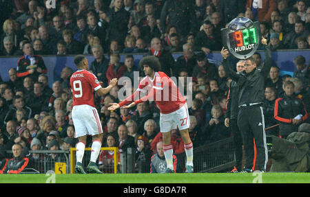 Anthony Martial (links) von Manchester United wird während des UEFA Champions League-Spiels in Old Trafford, Manchester, durch Teamkollege Marouane Fellaini ersetzt. Stockfoto