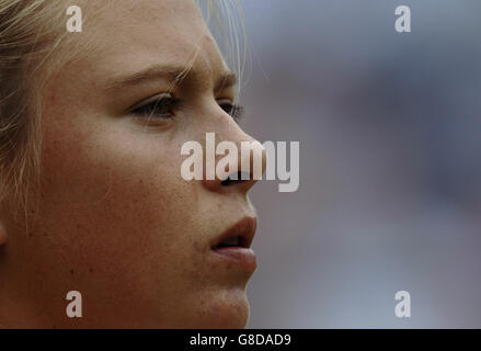 Tennis - Wimbledon Championships 2005 - Dritte Runde der Frauen - Maria Sharapova gegen Katarina Srebotnik - All England Club. Maria Sharapova aus Russland während ihres Spiels gegen die Slowenin Katarina Srebotnik während der dritten Runde der Frauen Stockfoto