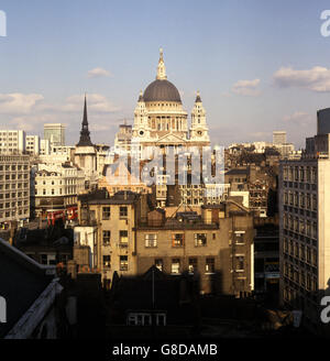 Gebaut und Wahrzeichen - St. Paul's Cathedral - London. St. Paul's Cathedral in London im Bild nach Abschluss des Aufräumprojekts. Stockfoto