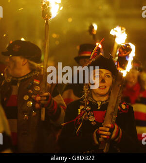 Teilnehmer parade durch die Stadt von Lewes in East Sussex, wo eine jährliche Lagerfeuer-Nacht, die Prozession der Lewes Bonfire Gesellschaft gehalten wird. Stockfoto