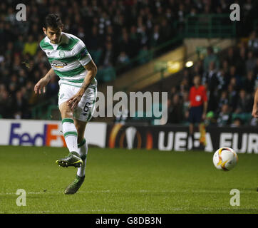 Fußball - UEFA Europa League - Gruppe A - Celtic gegen Molde - Celtic Park. Celtic's NIR Bitton punktet, aber das Tor ist während des Spiels der UEFA Europa League im Celtic Park, Glasgow, nicht erlaubt. Stockfoto