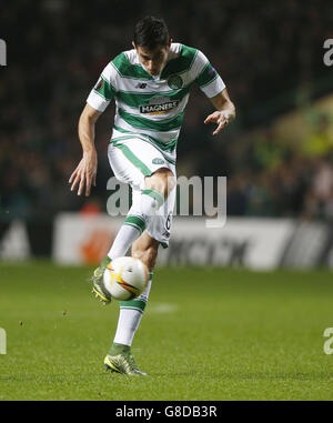 Fußball - UEFA Europa League - Gruppe A - Celtic gegen Molde - Celtic Park. Celtic's NIR Bitton schießt während des Spiels der UEFA Europa League im Celtic Park, Glasgow, um Kris Commons (nicht abgebildet) für ein HIS-Tor zu spielen. Stockfoto