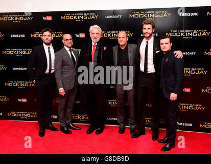 Sam Claflin, Stanley Tucci, Donald Sutherland, Woody Harrelson, Liam Hemsworth und Josh Hutcherson nahmen an der britischen Premiere von The Hunger Games: Mockingjay, Teil 2 auf dem ODEON Leicester Square in London Teil. DRÜCKEN SIE VERBANDSFOTO. Siehe PA Story SHOWBIZ HungerGames. Bilddatum: Donnerstag, 5. November 2015. Das Foto sollte lauten: Ian West/PA Wire Stockfoto