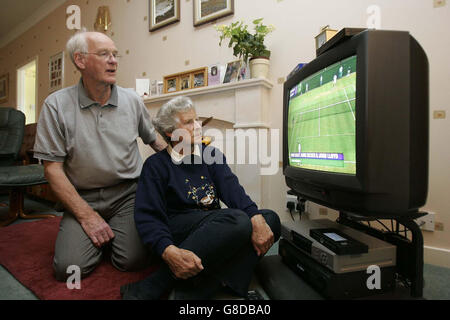 Roy und Shirley Erskine, die Großeltern des Tennisspielers Andrew Murray, sehen sich in ihrem Haus in Dunblane ein Video von Andrew an, während sie auf den Start seines 3. Spielrunde in Wimbledon gegen den Argentinier David Nalbandian warten. Stockfoto