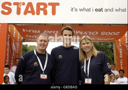 (Von links nach rechts) Sir Geoff Hurst MBE, James Cracknell OBE und Sharron Davies MBE bündeln ihre Kräfte, um Kinder zu mehr Bewegung zu inspirieren. Stockfoto