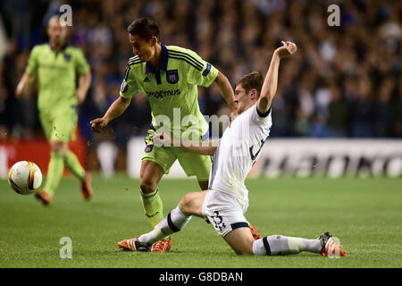 Ben Davies von Tottenham Hotspur (rechts) fordert Andy Najar von Anderlecht (links) heraus Stockfoto