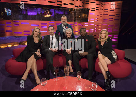 (Links-rechts) Kate Winslet, Michael Fassbender, Julie Walters, 50 Cent und Ellie Goulding mit Moderator Graham Norton (hinten) während der Dreharbeiten zur Graham Norton Show in den London Studios, Süd-London, die am Freitagabend auf BBC One ausgestrahlt werden. Stockfoto