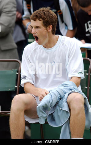 Tennis - Wimbledon Championships 2005 - Dritte Runde der Herren - Andy Murray gegen David Nalbandian - All England Club. Der Großbritanniens Andrew Murray macht im Training vor seinem Spiel gegen den Argentinier David Nalbandian eine Pause. Stockfoto