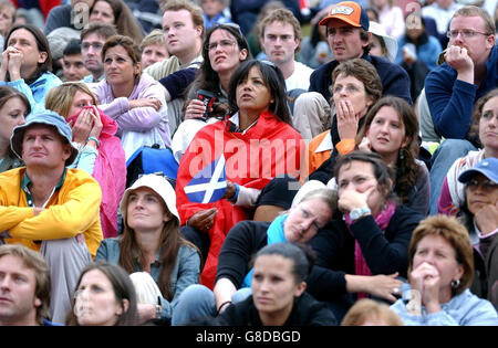 Tennis - Wimbledon Championships 2005 - Dritte Runde der Herren - Andy Murray gegen David Nalbandian - All England Club. Tennisfans auf dem Aorangi Hill sehen die große Leinwand, während der britische Andrew Murray gegen den argentinischen David Nalbandian spielt. Stockfoto