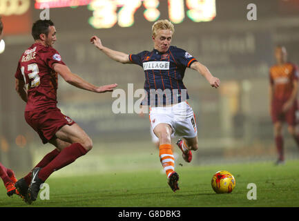 Rory McArdle (links) von Bradford City und Mark Cullen von Blackpool in Aktion. Stockfoto