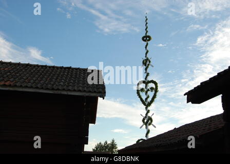 Mittsommer-Pol über den Dächern Abendhimmel mit Midsummer Pole - Reisen Skandinavien Stockfoto