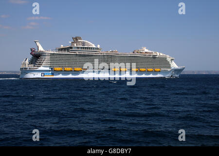 Mega-Kreuzfahrtschiff "Harmony of the Seas" (362 m, 6410 Passagiere 2100 Mannschaft trat Dienst im Jahr 2016) - Royal Caribbean Stockfoto