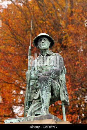 Ein Soldat des Großen Krieges auf dem Kriegsdenkmal in Shildon, Grafschaft Durham, vor einem Hintergrund von Bäumen in Herbstfarbe, während die Nation sich darauf vorbereitet, an ihre gefallenen Dienstmänner und -Frauen mit Erinnerungsdiensten zu erinnern, die in den nächsten Tagen in ganz Großbritannien abgehalten werden. Stockfoto