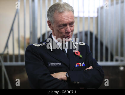 Metropolitan Police Commissioner Sir Bernard Hogan-Howe spricht im Metropolitan Police Pferdestall in Great Scotland Yard, London, nach der Gewalt bei der gestrigen Million Mask March, bei der vier Polizisten verletzt und mehrere Pferde ins Visier genommen wurden. Stockfoto