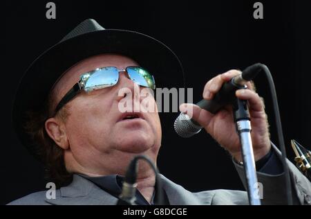 Glastonbury Festival 2005 - Worthy Farm. Van Morrison tritt auf der Pyramid Stage auf. Stockfoto