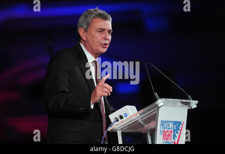 Dave Prentis, Generalsekretär von UNISON, spricht bei der TUC-Kundgebung und der Lobby des Parlaments gegen das Gewerkschaftsgesetz, London. Stockfoto