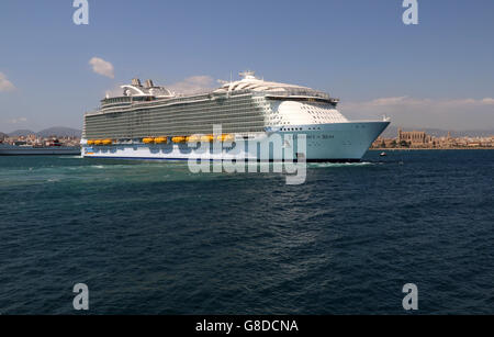 Mega-Kreuzfahrtschiff "Harmony of the Seas" (362 m, 6410 Passagiere 2100 Mannschaft trat Dienst im Jahr 2016) - Palma De Mallorca. Stockfoto