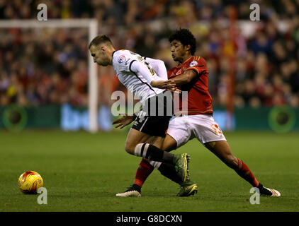 Fußball - Sky Bet Championship - Nottingham Forest / Derby County - City Ground. Andreas Weimann von Derby County (links) und Ryan Mendes von Nottingham Forest kämpfen um den Ball Stockfoto