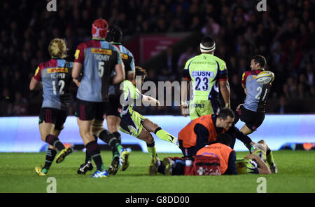 Sale Sharks' Danny Cipriani (4. V.l.) versucht erfolglos ein Falltor, um das Spiel im letzten kik des Spiels während des Aviva Premiership Spiels in Twickenham Stoop, London zu gewinnen. Stockfoto