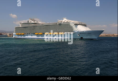 Mega-Kreuzfahrtschiff "Harmony of the Seas" (362 m, 6410 Passagiere 2100 Mannschaft trat Dienst im Jahr 2016) - Royal Caribbean Stockfoto