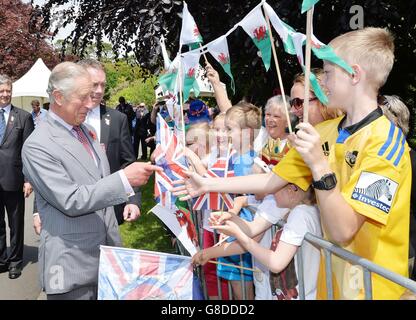 Der Prinz von Wales trifft auf Einheimische bei einem Spaziergang in New Plymouth, Neuseeland. Stockfoto