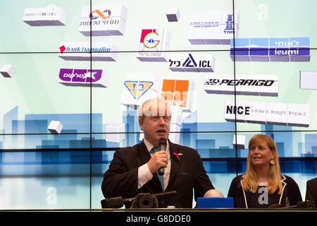 Der Bürgermeister von London Boris Johnson eröffnet den Handel an der Tel Aviv Stock Exchange zu Beginn eines viertägigen Handelsbesuchs in Israel. Stockfoto