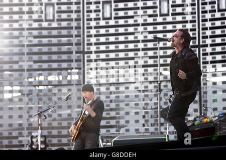 U2 Sänger Bono (rechts) auf der Bühne mit Gitarrist The Edge. Stockfoto