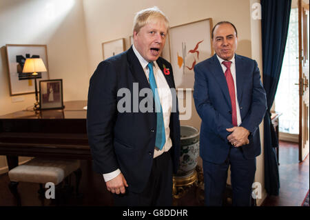 Der Bürgermeister von London, Boris Johnson, trifft den stellvertretenden israelischen Premierminister Silvan Shalom in der britischen Residenz in Tel Aviv, Israel, zu Beginn eines viertägigen Handelsbesuchs in der Region. Stockfoto